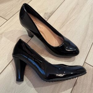 NWOT! PIERRE DUMAS Black Patent Leather Heels
